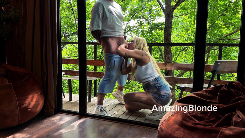 Amazing Blonde: Роскошный отель, дикий лес и сочный минет за стеклом