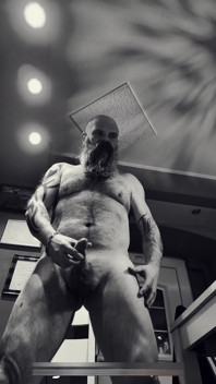 Napalona, ogląda porno i masturbuje się