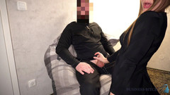 Business Bitch: Kráska v malých černých šatech jezdí na péru