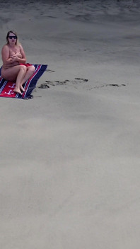 Sensuell naken strandgudinna fångad av drönare - ultimat flygskönhet