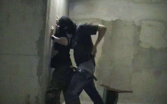 ARAB FUCKERS WITH HUGE COCKS: Arap gangster baskın tarafından sert sikiliyor
