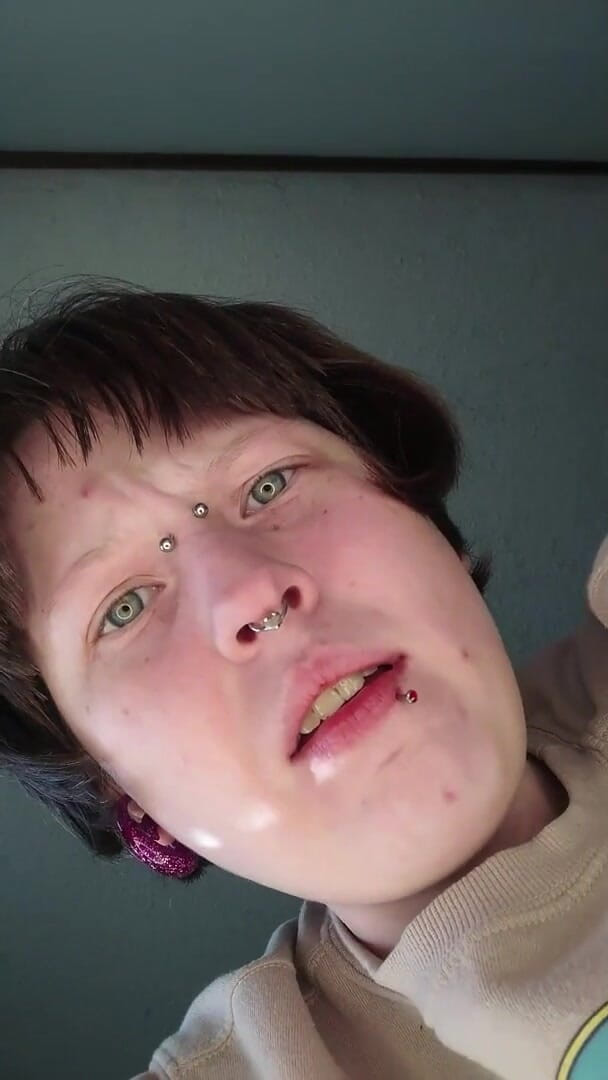 Lori Critter: Lori Critter sedí na obličeji POV