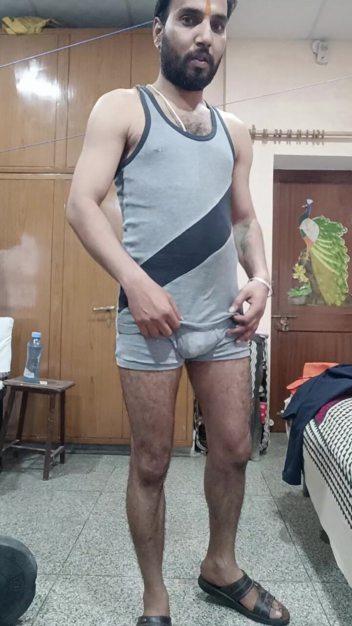 Rajasthani-old-lover: भारतीय आदमी अंडरवियर में Excercise दिखाता है