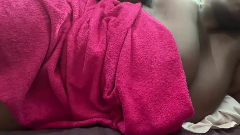 Legendary Booty Overdose: Cewek semok dengan aduhai lagi asik muasin memeknya pakai mainan...