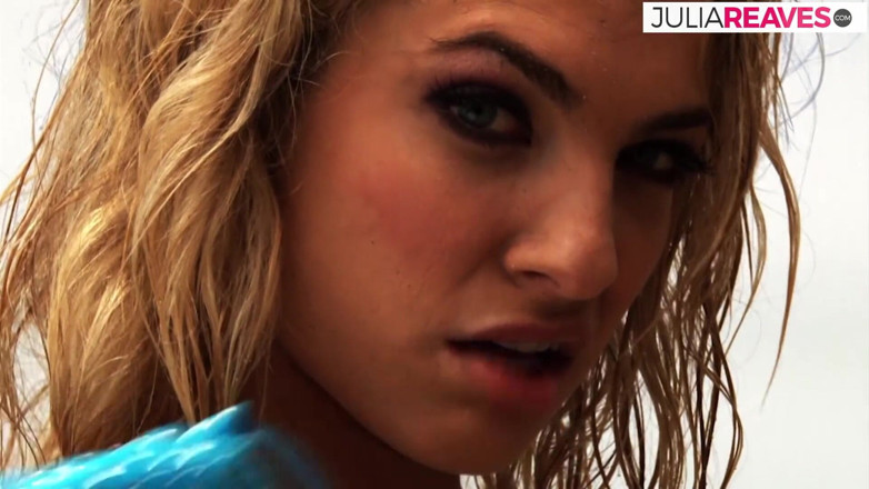 Julia Reaves: Melancap di pantai dengan si blonde Maria