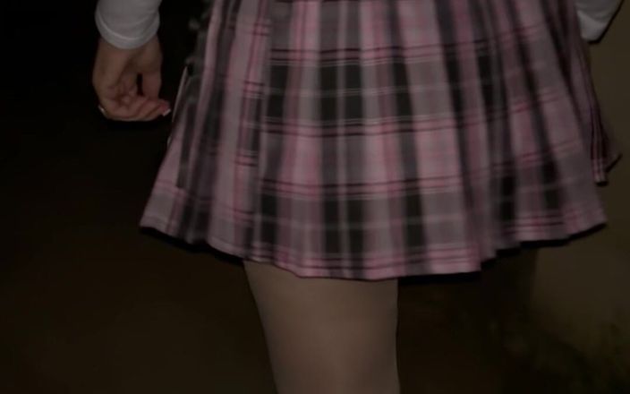 Lady Oups: Růžová skotská mini sukně děvka anální kolík a výstava ve...