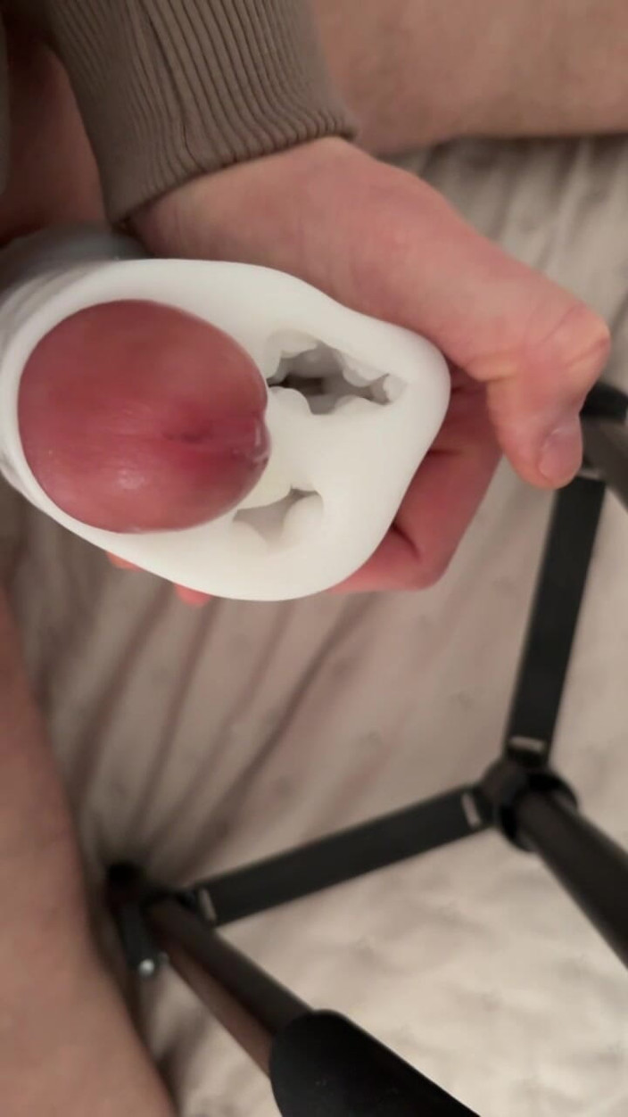 Dosstoevsky: Huge distruge vibratorul Fleshlight și îl umple cu spermă