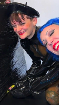 Dvojitá mumifikační škádlení s Mistressae a Slečnou Lilly