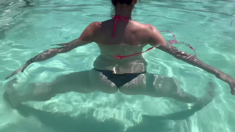 Artemisia Love: Trong hồ bơi với bộ bikini