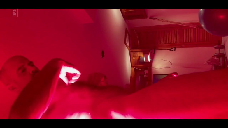 Guy Grey: Clip de terapia de luz roja rápida. Tratando las bolas,...