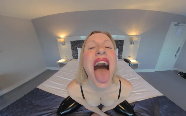 BlondeHexe VR: Sborra in bocca