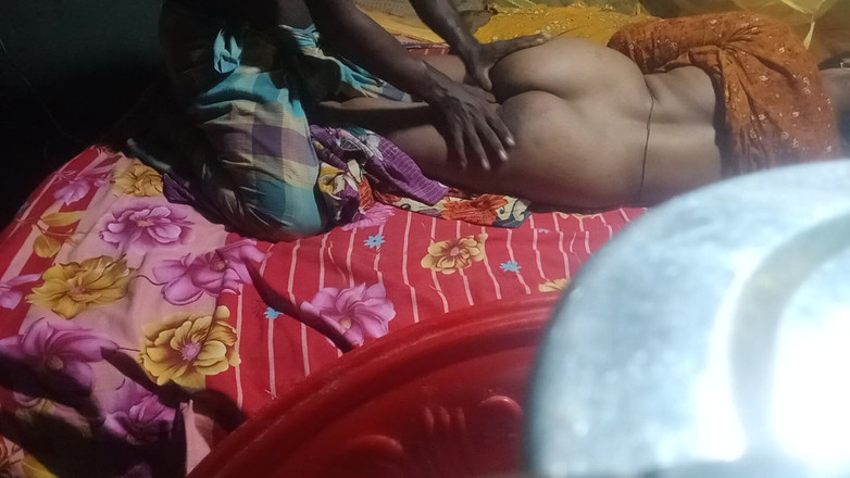 Mombd: 粗暴肛交孟加拉漂亮女友在房子里做爱