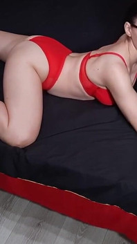 La bella sbattuta succhia il suo Paramour e si fa sborrare in bocca.