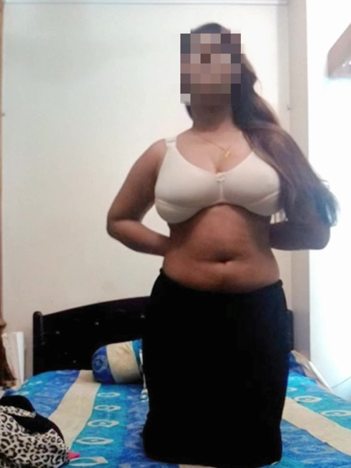 clubrealr: देसी बड़े स्तन बगल और ऊँगली करना