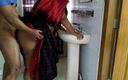Aria Mia: Mătușă sexy pakistaneză stand în fața oglinzii și păr combinate apoi un...