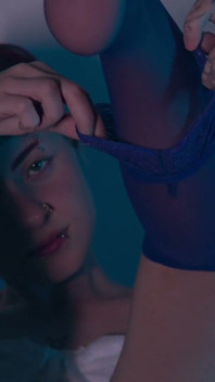 Moje prsty čekají na tvůj jazyk, a tak moje kundička