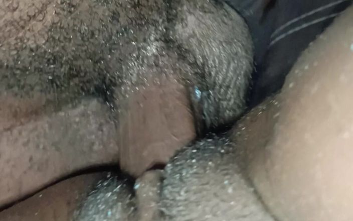 Valpee: 大胸部和甜美的黑人毛茸茸的阴户继妹与继兄弟同床，并在晚上被狠操