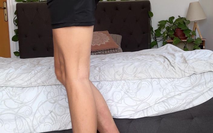 Amelie Lei: Abito nero, tacchi alti neri e capelli corpo!
