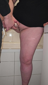 Il figliastro arrapato mi ha implorato di sborrare sulla mia figa pelosa nel bagno