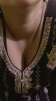 Красива бхабхі та Девар Джі обоє потрапили в збуджений настрій під час розмови, справжнє домашнє індійське повне відео з аудіо на хінді