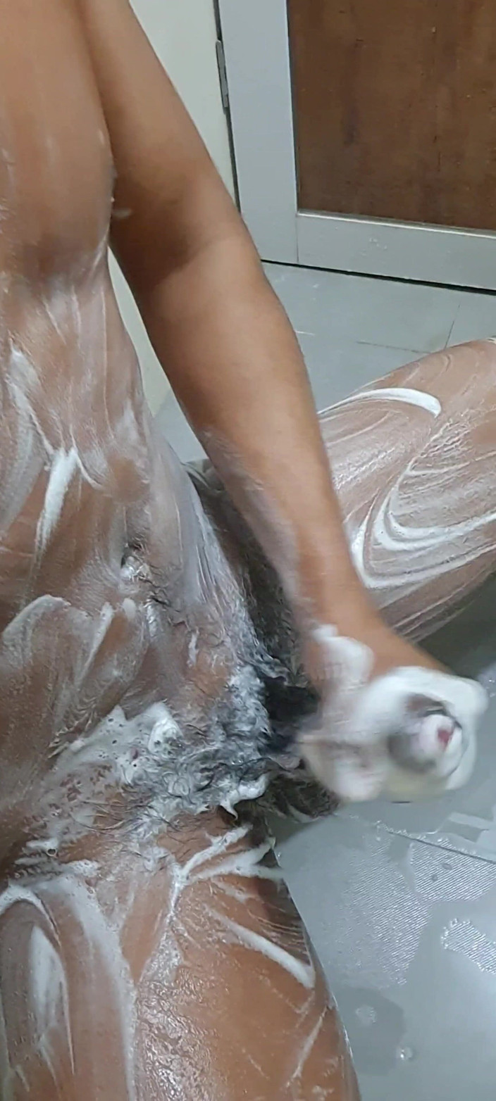 Ahir: Сексуальний хлопець мастурбує під час купання