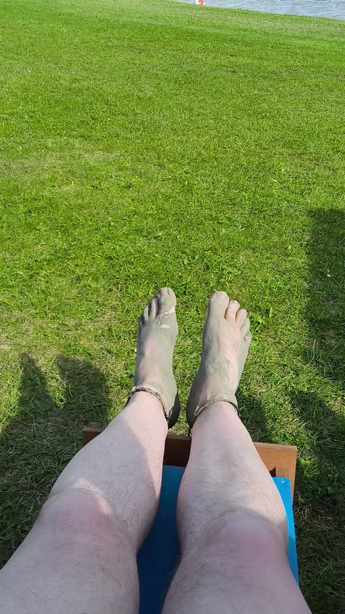 Footfetish: Босиком, Ожидая Прилива На Пляже