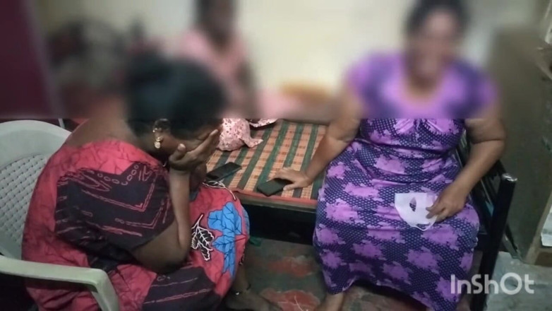 Tamil lesbian: Гаряча дискусія трьох тітоньок