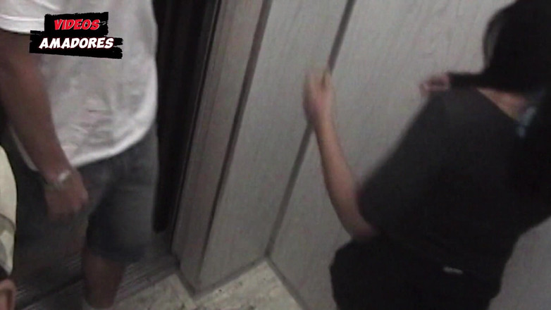 Amateurs videos: Kamera windy przyłapuje zamężnego sąsiada ruchającego się z innym mężczyzną