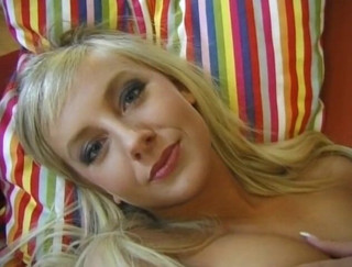 Flash Model Amateurs: Blonďatá kráska v punčochách si tře kundičky