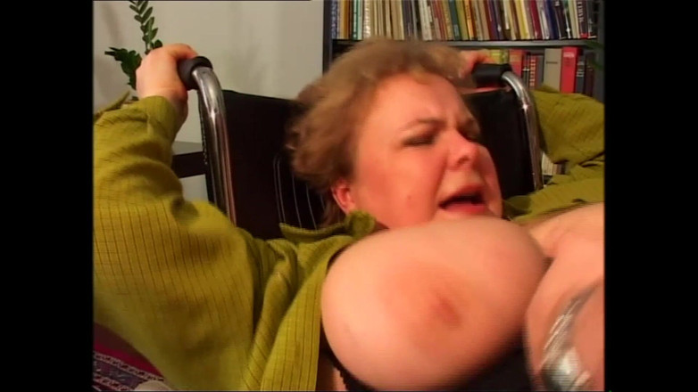 Deutschland porn: Prsatá nadržená zralá byla velmi spokojená, když šuká jeho nevlastního syna...