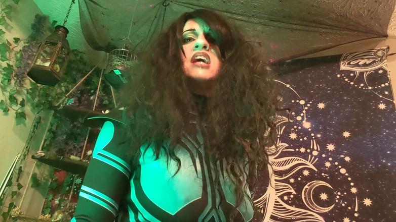 Geeky Femdom: Hela menghancurkan Captain America