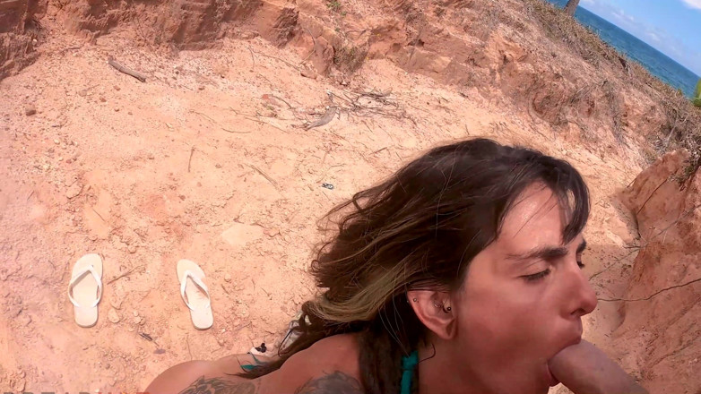 Alemao Hub: She Let Him Fuck Her on an Empty Beach in...