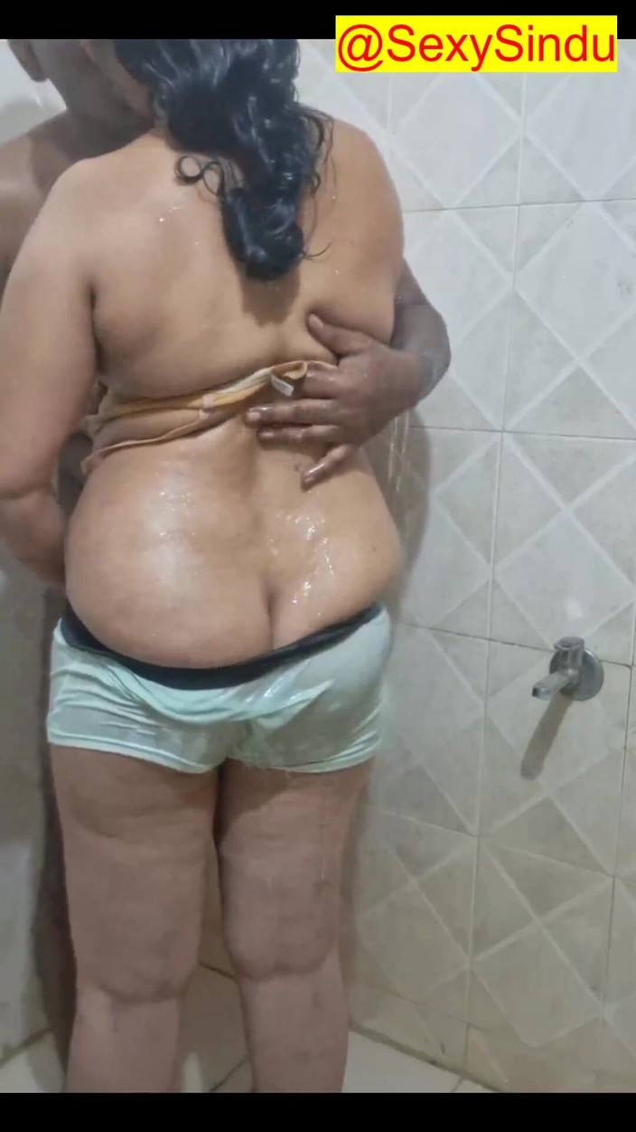 Sexy sindu: Pareja caliente bañándose besos