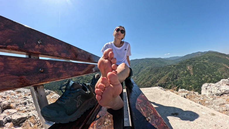 Mistressyammyboots: Majikan control: menaklukkan puncak gunung dengan kaki jenjang