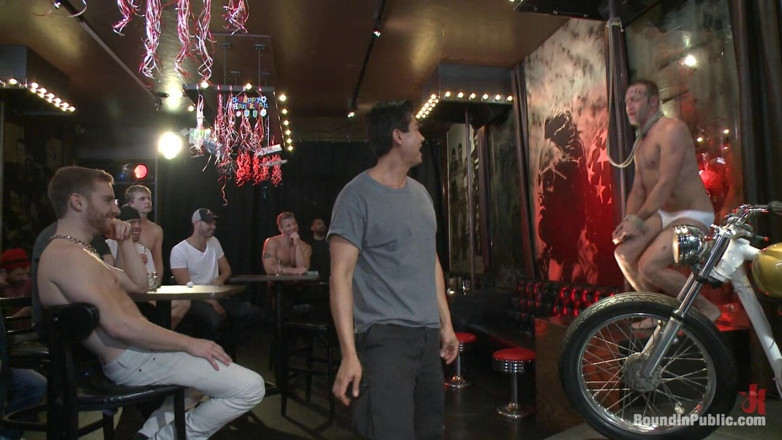Bound in public: Penari go-go pelacur yang feisty