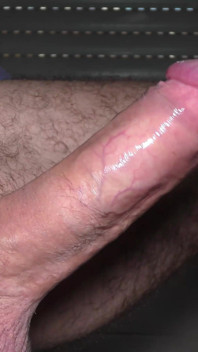 Une pompe à bouche noire fait jouir une grosse bite blanche dans sa bouche