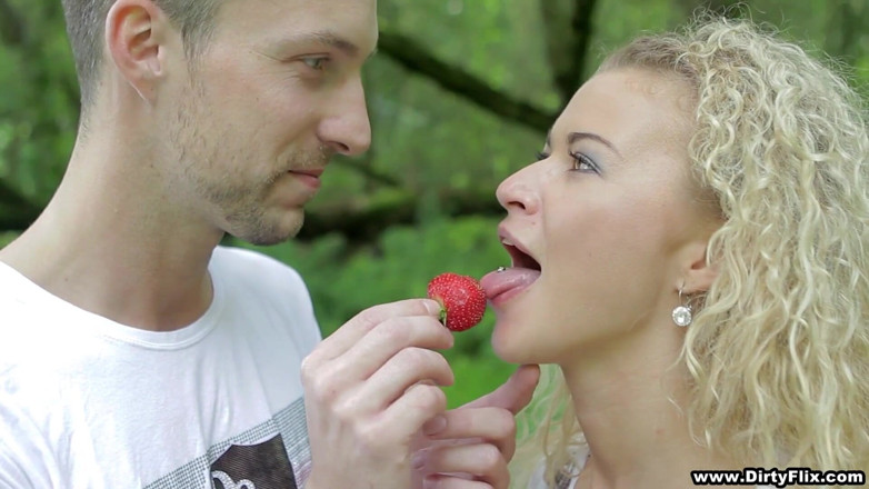Moms Passions: Romantisk knull på en picknickfilt