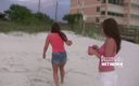 Dream Girls: 度假者在公共海滩上露出