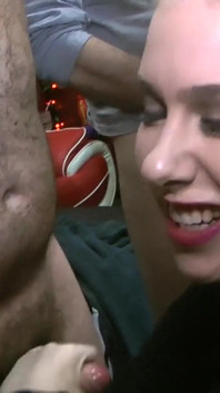 Blonda sexy Grace are parte de mai multe ejaculări pe față cu ejaculare multiplă