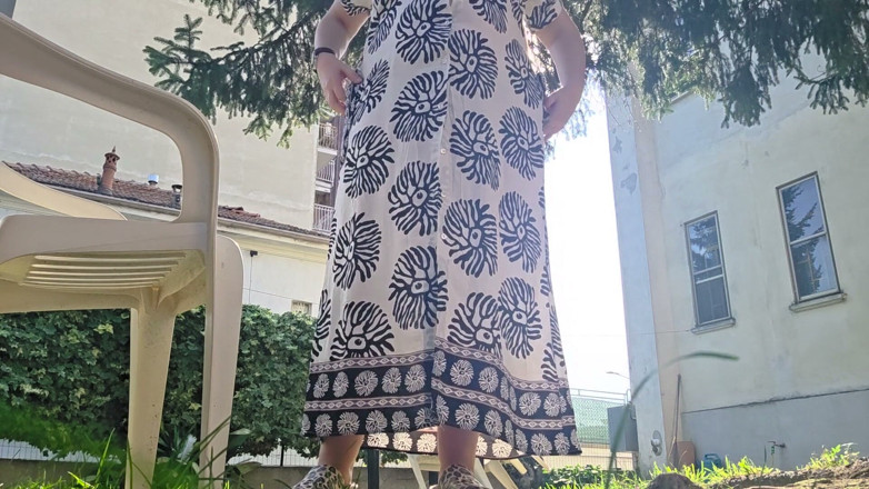 Nicoletta Embassi: Heiße Sonne Im Garten: Minimalistischer Bikini, Tarnsandalen Und Der Wunsch,...
