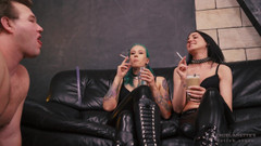 Cruel Anettes fetish world: Bevi i nostri sputi!