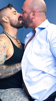 Bearfilms L'orso tatuato jon shield prende un cazzo arrapato di tyler reed