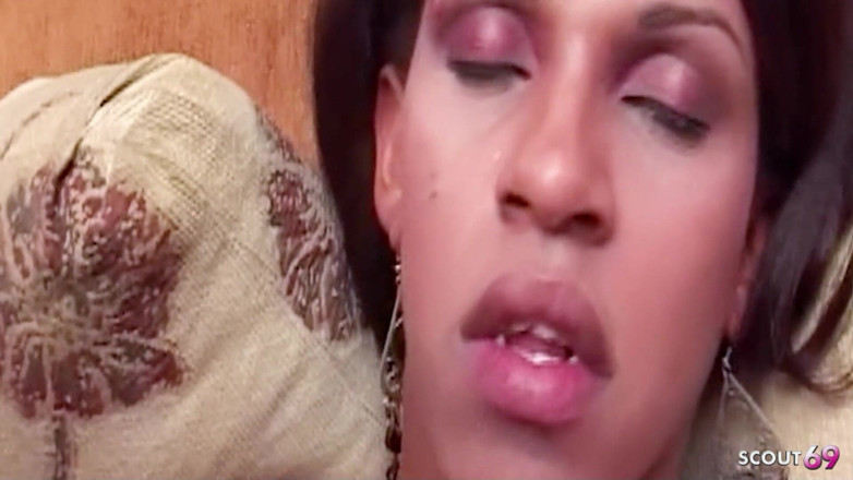 Shemale TS Collection: ラテンの痩せたレディボーイが毛深い尻を射精するまでセックス