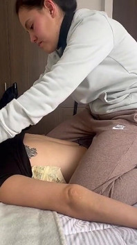 몸과 발에 펨보의 관능적인 마사지