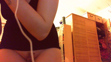 Nicoletta Embassi: Nicoletta mendominasimu dan bikin kontolmu meledak dengan kenikmatan dan rasa...