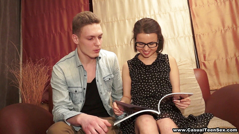 Casual Teen Sex: Застенчивая тинка хочет твердый член