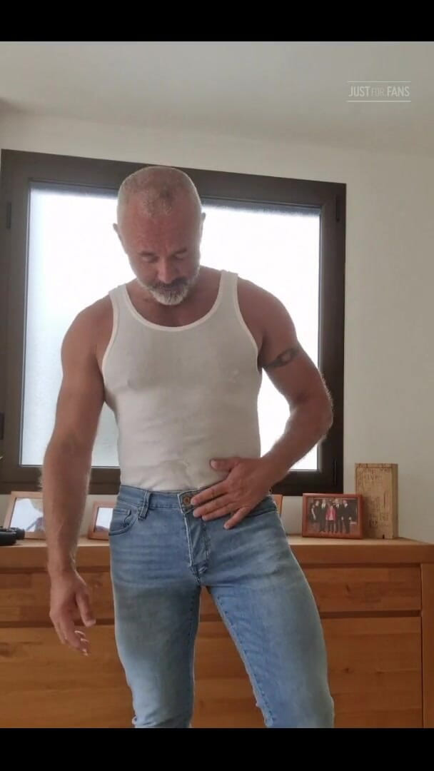 Mike Gross: Permintaan Kawan, Dia Jelas Sukakan Dilf Dalam Seluar Jeans