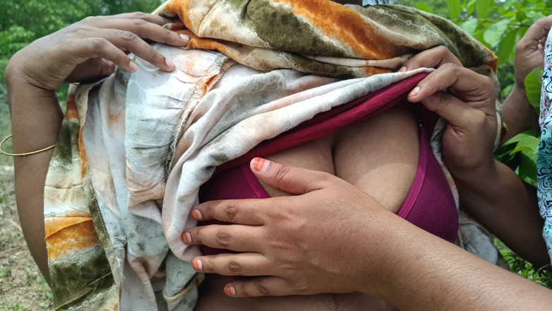 Magilmathi: Romance lésbico caliente al aire libre