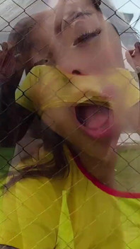セクシーなラティーナがサッカー場でトレーナーと性交 - Anissamiller