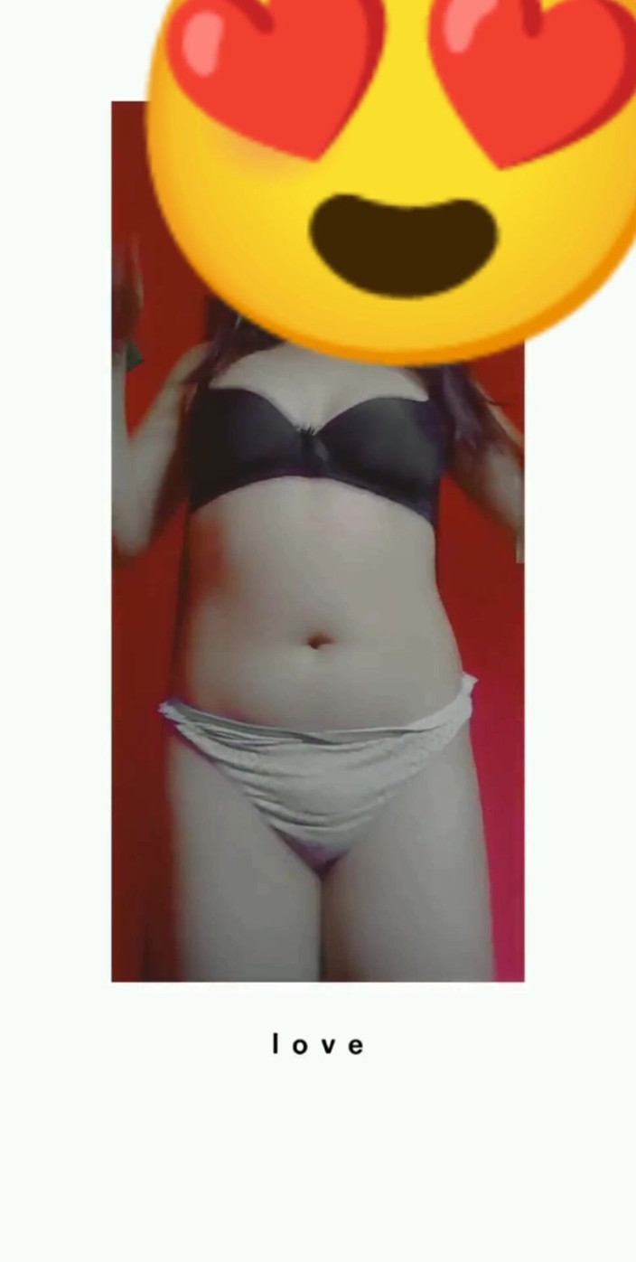 Eatrella j: Giovane donna che balla caldo